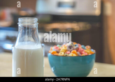 Schüssel bunte Kinder Müsli und Milch auf Holz Tabelle mit Text Raum isoliert Stockfoto