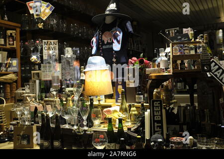 Bier shop Fenster in Brügge, Belgien. Stockfoto