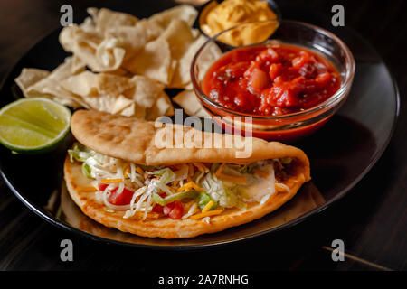 Hausgemachte Baja Fisch Tacos mit Mango Salsa und Chips. Gemischte mexikanisches Essen: Guacamole, Nachos, Fajita, Fleisch Tacos. Ansicht von oben. Tex-mex Küche. Stockfoto