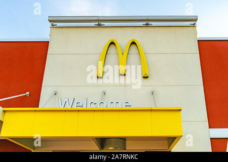 McDonald's Restaurant anmelden. McDonald's Corporation ist der weltweit größte Kette von Hamburger Fast-Food-Restaurants. Stockfoto