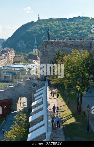 Viw entlang der Budaer Burg in Richtung Wand und die Freiheitsstatue auf dem Gellértberg. Budapest Stockfoto