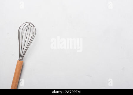 Schneebesen kochen Egg Beater mixer Whisker mit Holz auf Stuck table top anzeigen Griff Stockfoto