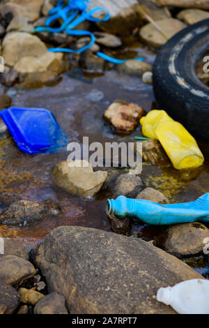 Kunststoff Verschmutzung am Ocean Beach. Stockfoto