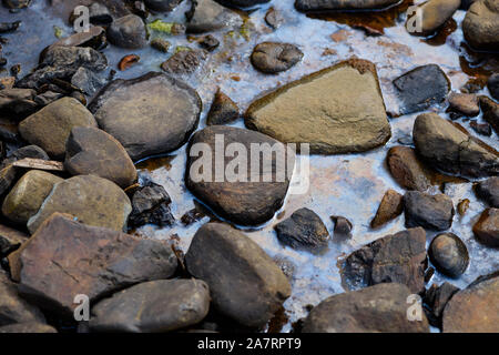 Dirty verschmutztes Wasser mit öl Flecken auf der Oberfläche der industriellen dump Abwasser verschütten. Stockfoto