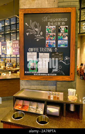 SHENZHEN, China - ca. April 2019: Schwarzes Brett bei Starbucks Kaffee in Shenzhen gesehen. Starbucks Corporation ist ein US-amerikanischer Coffee Company und coffeeho Stockfoto