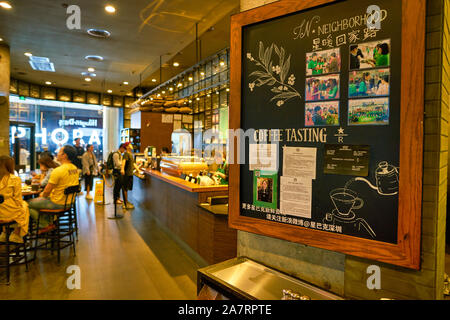SHENZHEN, China - ca. April 2019: Schwarzes Brett bei Starbucks Kaffee in Shenzhen gesehen. Starbucks Corporation ist ein US-amerikanischer Coffee Company und coffeeho Stockfoto