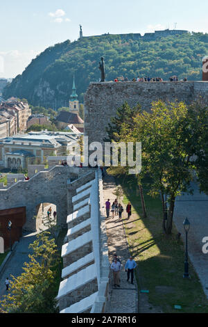 Viw entlang der Budaer Burg in Richtung Wand und die Freiheitsstatue auf dem Gellértberg. Budapest Stockfoto