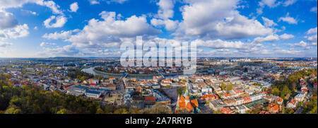 Krakau, Polen - 30. Oktober 2019: Panorama von Krakau aus Podgorze Bezirk Blick auf Fluss und Stadt Zentrum Stockfoto
