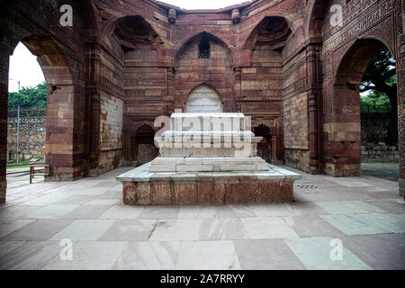 Grab von iltutmish an den Ruinen der Qutb Minar in Neu Delhi, Indien Stockfoto