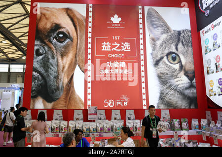 Pet-Liebhaber Herde zu sehen süße Haustiere an der Pet-Messe Asien 2019, das ist der 22. des Fairen, beginnt in Shanghai, China, 21. August 2019. *** Lokale Capti" Stockfoto