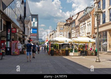 NIS, Serbien - Juni 15, 2019: wenige Menschen auf der Fußgängerzone im Zentrum der Stadt Nis, Serbien Stockfoto