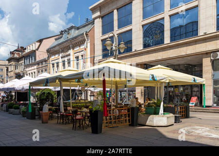 NIS, Serbien - Juni 15, 2019: wenige Menschen auf der Fußgängerzone im Zentrum der Stadt Nis, Serbien Stockfoto