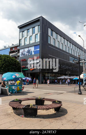 NIS, Serbien - Juni 15, 2019: wenige Menschen auf der Fußgängerzone im Zentrum der Stadt Nis, Serbien Stockfoto