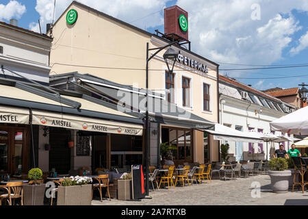 NIS, Serbien - Juni 15, 2019: wenige Menschen auf der Fußgängerzone im Zentrum der Stadt Nis, Serbien Stockfoto