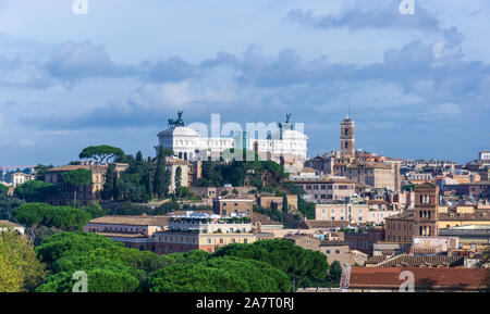 Blick über Rom von der Orange Garten mit Altar des Vaterlandes (Altare della Patria) im Hintergrund, Aventin. Rom, Italien Stockfoto