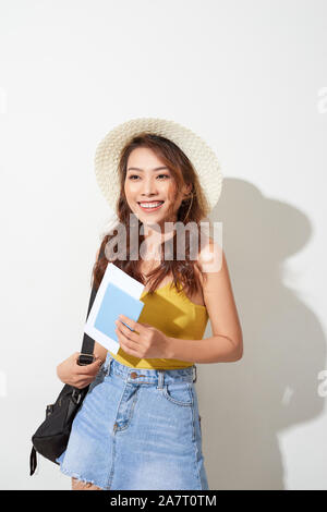 Sonnige Lifestyle Fashion Porträt der jungen Frau mit trendigen Outfit, Stroh Hut, Reisen mit Rucksack Stockfoto