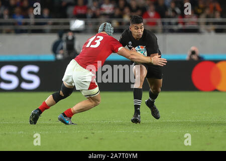 Rieko Ioane von Neuseeland ist von Jonathan Davies von Wales während der WM Japan 2019 in Angriff genommen, 3. Platz rugby union Match zwischen Neuseeland und Wales am 1. November 2019 in Tokyo im Stadion in Tokio, Japan - Foto Laurent Lairys/DPPI Stockfoto