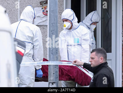 Ein Körper wird ausgebaut, indem der forensischen Offiziere, die von der Szene an Shanabooly Straße in Limerick, wo der Körper eines 11 Jahre alten Jungen am Sonntag Abend entdeckt wurde. Stockfoto