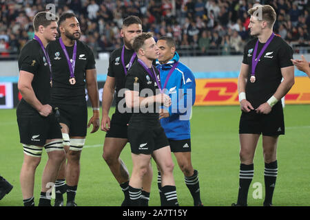 Team New Zealand während der Bronze Medaille Zeremonie nach der WM Japan 2019, 3. Platz rugby union Match zwischen Neuseeland und Wales am 1. November 2019 in Tokyo im Stadion in Tokio, Japan - Foto Laurent Lairys/DPPI Stockfoto