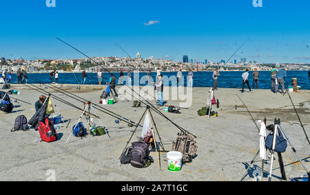 ISTANBUL TÜRKEI FISCHER UND IHRE STÄBE AN DEN UFERN DES bosporus Stockfoto