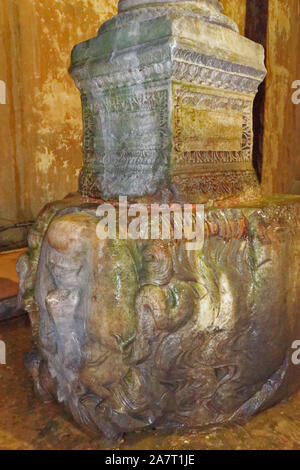 ISTANBUL TÜRKEI DIE BASILIKA ZISTERNE SPALTEN EINE HERVORRAGENDE MARMOR MEDUSENHAUPT SKULPTUR ALS SPALTE BASE LIEGEN IN EINEM POOL VON WASSER VERWENDET Stockfoto