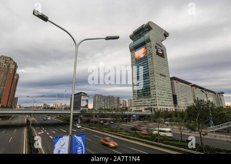 -- -- Die 44-stöckiges Nr. 5 Gebäude der Pangu Plaza, ein prominenter dragon-förmiges Gebäude, ist in Peking, China, 12. Oktober 2014. Die Auktion vom Stockfoto