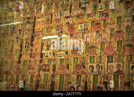 Tausende von Fotos der verstorbenen Vorfahren im antiken Kaiyuan buddhistischen Tempel in Quanzhou, China verehrt Stockfoto