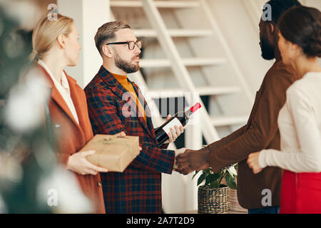 Seitenansicht Porträt des modernen paar Gäste zu eleganten Abendessen prty zu Hause, Kopie Raum Stockfoto
