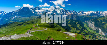 Wanderweg zum Gipfel des Berges Mannlichen, beliebter Aussichtspunkt in den Schweizer Alpen, Schweiz. Eiger, Mönch und Jungfrau, Lauterbrunnen im Hintergrund. Stockfoto