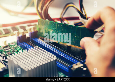 Installation von RAM-Speichermodul auf dem desktop computer Motherboard closeup Stockfoto