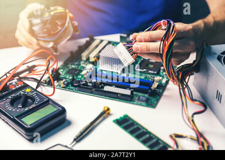 Techniker installieren computer hardware Komponenten Stockfoto