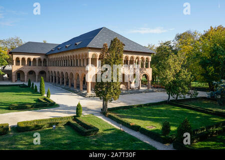 Architektonische Bild mit dem Guesthouse Gebäude und der Garten vor es, Teil der Mogosoaia Palace domain, Bukarest, Rumänien Stockfoto