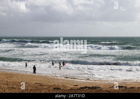Die Wellen auf den Strand Port Blanc auf der Halbinsel Quiberon in der Bretagne, Frankreich Stockfoto
