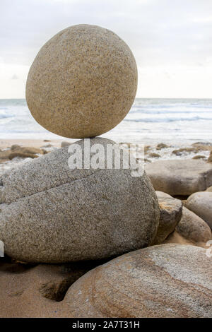 Stein auf Stein Stein auf Stein gelegt, Seeküste Stockfoto