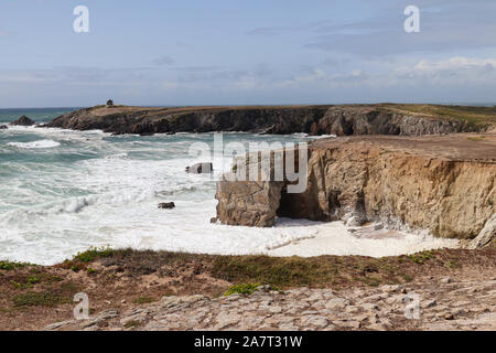 Spektakuläre Klippen und stone arch Arche de Port Blanc auf berühmte Küste Cote Sauvage, Quiberon, Bretagne (Bretagne), Frankreich Stockfoto
