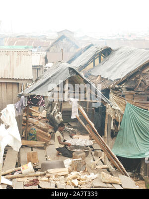 Makoko Lady bereitet ihren geräucherten Fisch für den Verkauf vor, Lagos State, Nigeria. Stockfoto