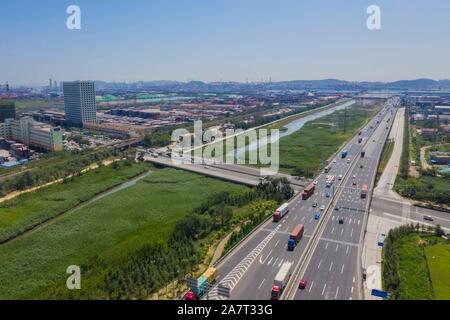 Anzeige von Straßen und Fahrzeuge in Qingdao, China Jinan Provinz, 19. August 2019. Chinas staatliche Rat ratifiziert den Entwurf der zur Gründung freier Stockfoto