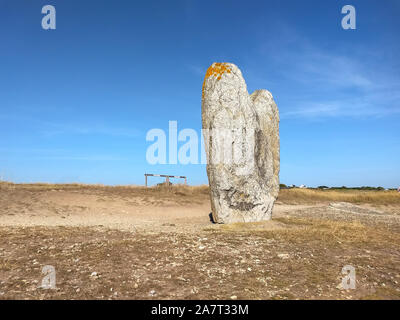 Menhir Beg äh Goalennec auf der Halbinsel Quiberon in der Bretagne, Frankreich Stockfoto