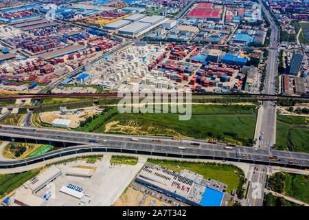 Anzeige von Straßen und Fahrzeuge in Qingdao, China Jinan Provinz, 19. August 2019. Chinas staatliche Rat ratifiziert den Entwurf der zur Gründung freier Stockfoto