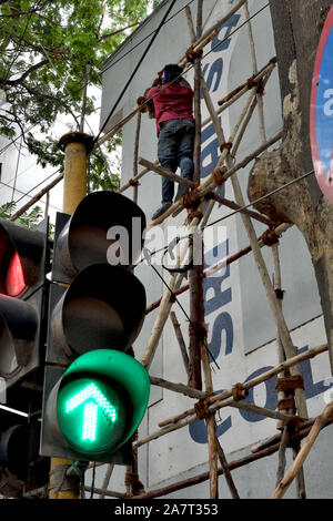 Ein Bauarbeiter ohne Kabelbaum für Schutz. Stockfoto
