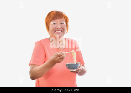 Chinesische Frau Essen mit Stäbchen Stockfoto