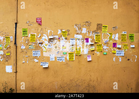 Russland, Podolsk, 21. August 2019. An der Wand des Hauses mit Werbung, Werbung auf der Stadt. Stockfoto