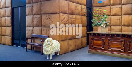 Merino Schafe aus Wolle und Hessischen wolle Ballen auf der National Wool Museum Geelong, Victoria, Australien. Stockfoto