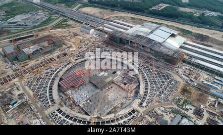 Luftbild des Huai'an East Station, ein Transit terminal Projekt für Hochgeschwindigkeitszüge und Trainer im Bau in Ningbo City, East China Jia Stockfoto