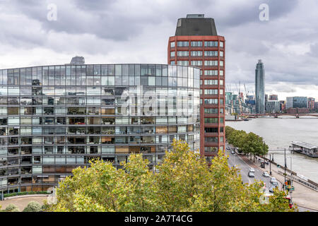 Das Parlament View Apartments aus dem Garten Museum Turm in Lambeth, London übernommen. Der Turm im Hintergrund ist St George Wharf Tower im Vauxhall. Stockfoto
