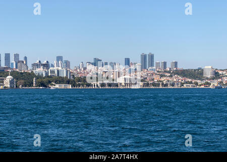 ISTANBUL, Türkei - 26. JULI 2019: Herrlicher Panoramablick vom Bosporus, Istanbul, Türkei Stockfoto
