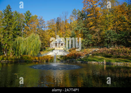 See und Pavillon in einem unteren Park in Szczawnica, Polen Stockfoto