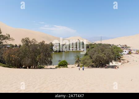 Sandboarding & Buggy in Huacachina, Wüste in Peru Stockfoto