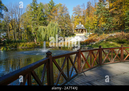 See und Pavillon in einem unteren Park in Szczawnica, Polen Stockfoto