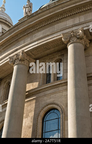 Architektonisches Detail der ionischen Ordnung klassischen Säulen St. Stephen's Basilica. Budapest Stockfoto